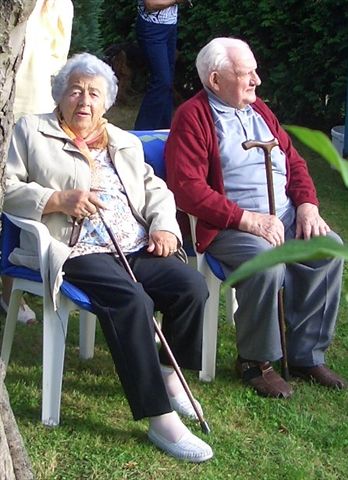 aunty Marianne (86 years), talking with Moritz�s great-grandfather - 96 years old!